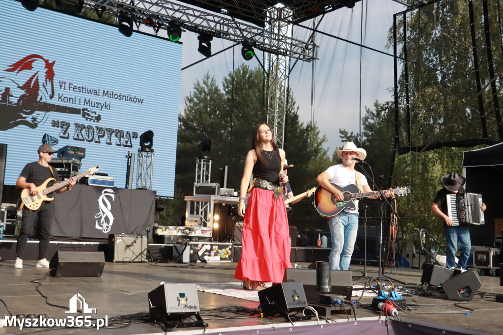 Fotorelacja IX: Występ Mai Boguckiej i zespołu Droga na Ostrołękę - Festiwal z Kopyta w Gniazdowie