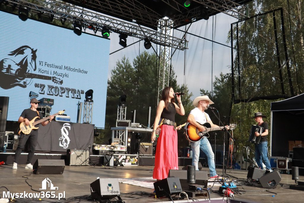 Fotorelacja IX: Występ Mai Boguckiej i zespołu Droga na Ostrołękę - Festiwal z Kopyta w Gniazdowie