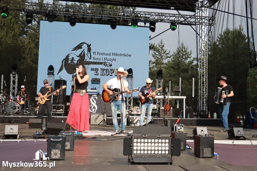 Fotorelacja IX: Występ Mai Boguckiej i zespołu Droga na Ostrołękę - Festiwal z Kopyta w Gniazdowie