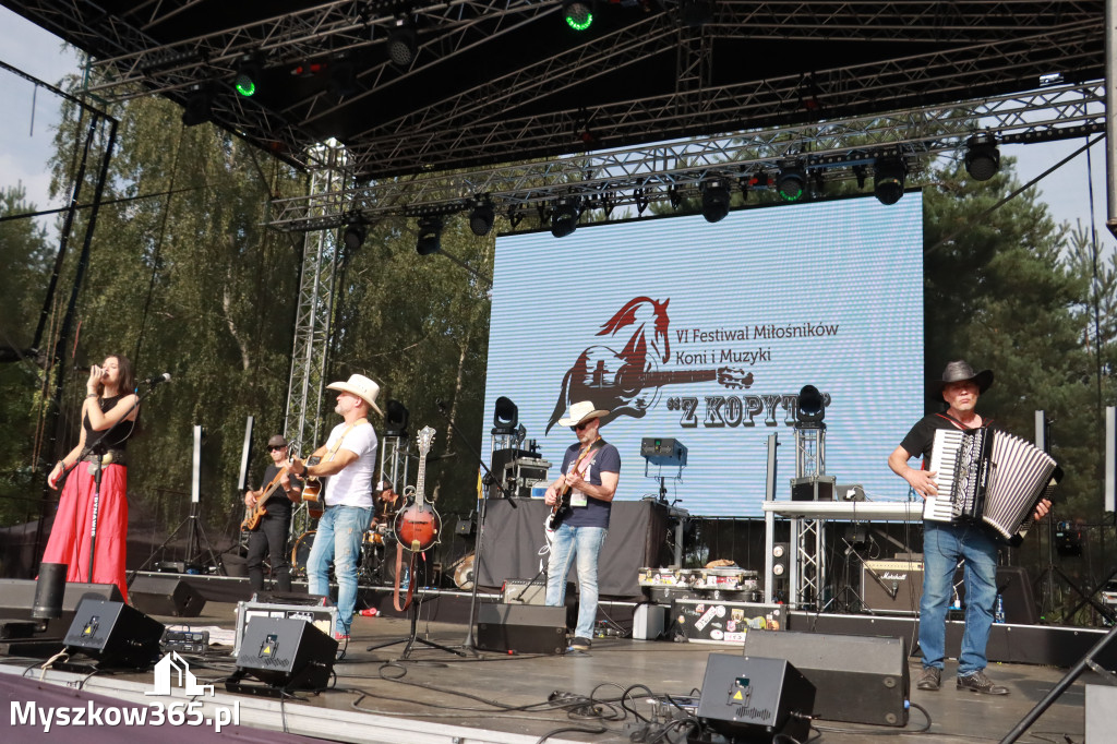 Fotorelacja IX: Występ Mai Boguckiej i zespołu Droga na Ostrołękę - Festiwal z Kopyta w Gniazdowie