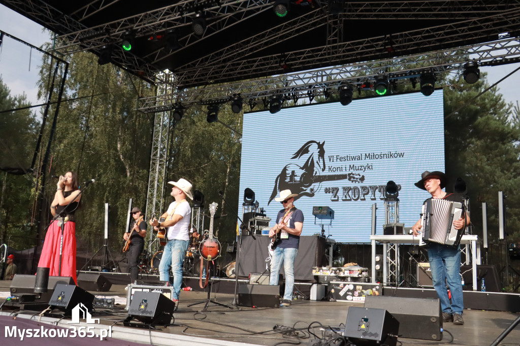 Fotorelacja IX: Występ Mai Boguckiej i zespołu Droga na Ostrołękę - Festiwal z Kopyta w Gniazdowie