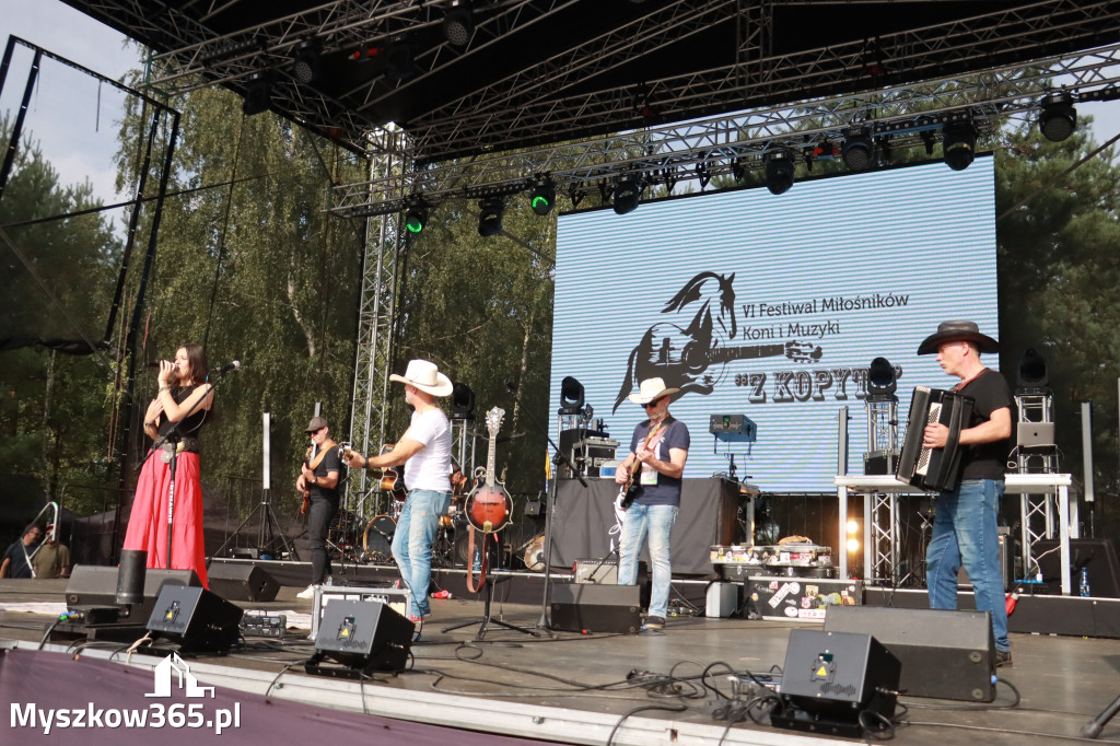 Fotorelacja IX: Występ Mai Boguckiej i zespołu Droga na Ostrołękę - Festiwal z Kopyta w Gniazdowie