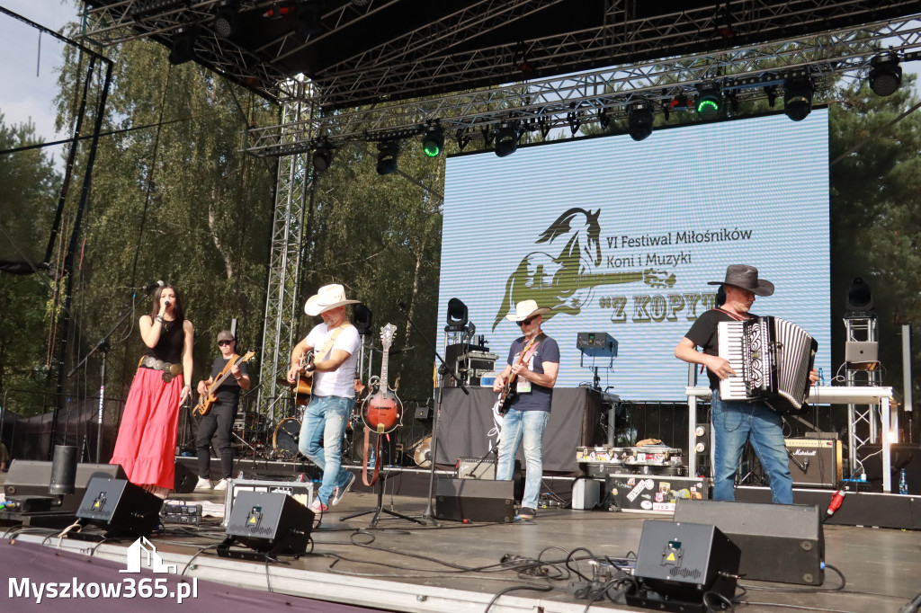 Fotorelacja IX: Występ Mai Boguckiej i zespołu Droga na Ostrołękę - Festiwal z Kopyta w Gniazdowie
