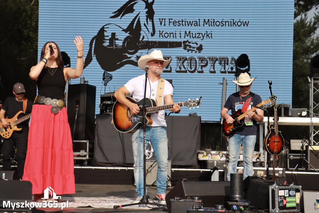 Fotorelacja IX: Występ Mai Boguckiej i zespołu Droga na Ostrołękę - Festiwal z Kopyta w Gniazdowie