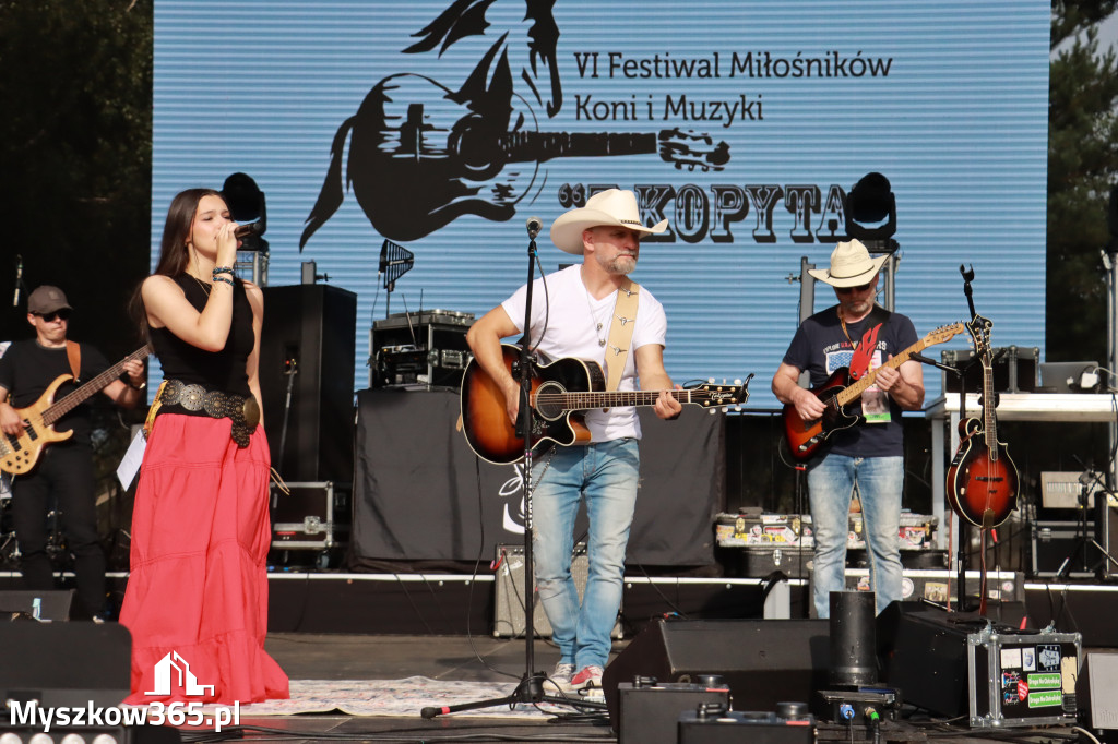 Fotorelacja IX: Występ Mai Boguckiej i zespołu Droga na Ostrołękę - Festiwal z Kopyta w Gniazdowie