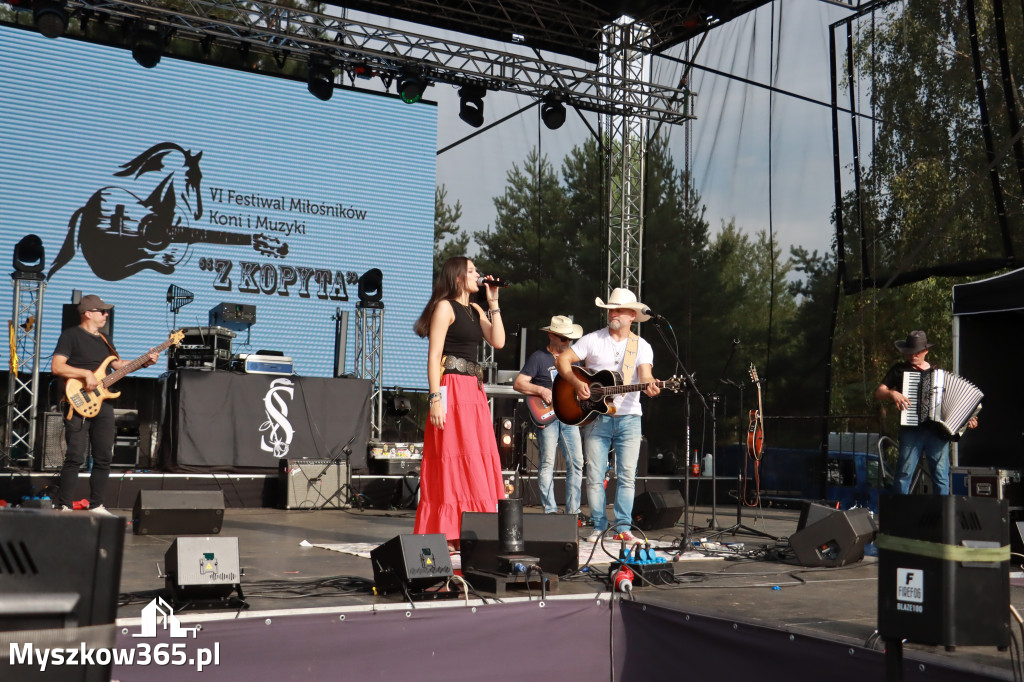 Fotorelacja IX: Występ Mai Boguckiej i zespołu Droga na Ostrołękę - Festiwal z Kopyta w Gniazdowie