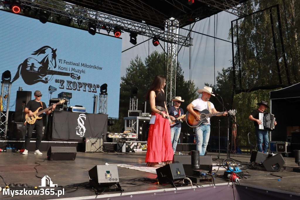 Fotorelacja IX: Występ Mai Boguckiej i zespołu Droga na Ostrołękę - Festiwal z Kopyta w Gniazdowie