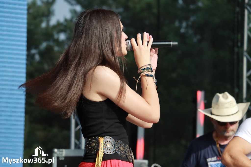 Fotorelacja IX: Występ Mai Boguckiej i zespołu Droga na Ostrołękę - Festiwal z Kopyta w Gniazdowie