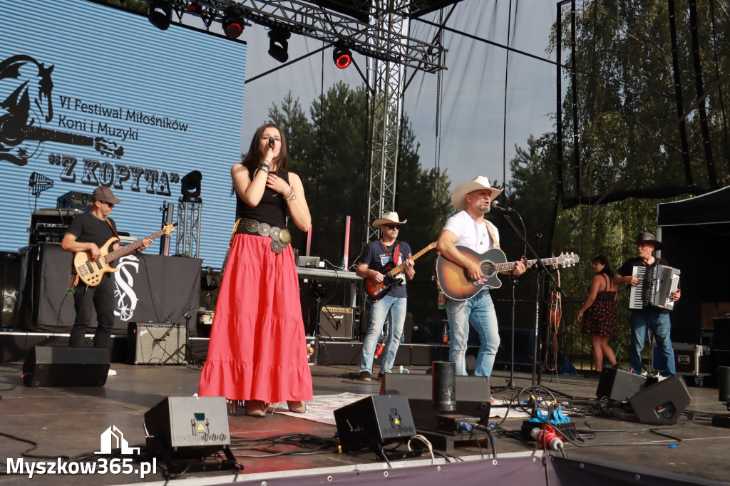 Fotorelacja IX: Występ Mai Boguckiej i zespołu Droga na Ostrołękę - Festiwal z Kopyta w Gniazdowie