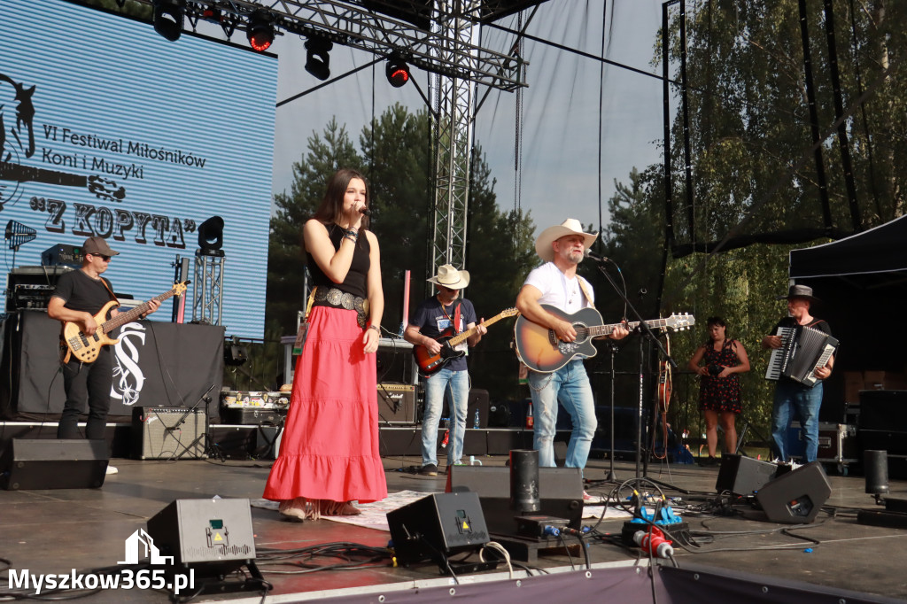 Fotorelacja IX: Występ Mai Boguckiej i zespołu Droga na Ostrołękę - Festiwal z Kopyta w Gniazdowie