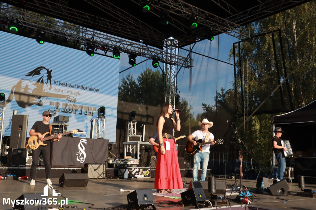 Fotorelacja IX: Występ Mai Boguckiej i zespołu Droga na Ostrołękę - Festiwal z Kopyta w Gniazdowie