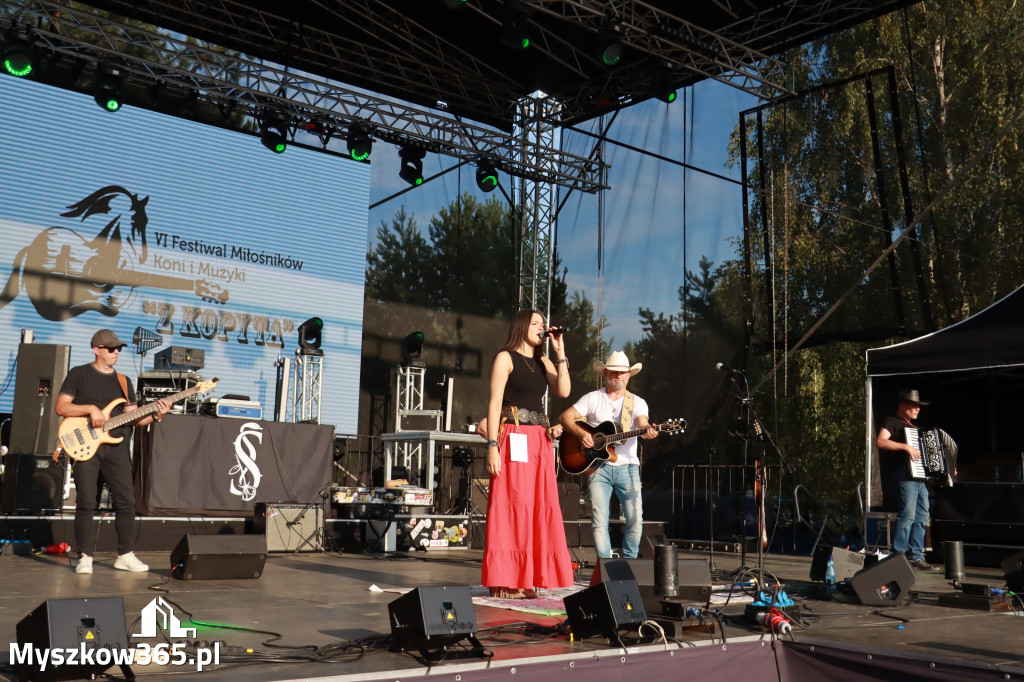 Fotorelacja IX: Występ Mai Boguckiej i zespołu Droga na Ostrołękę - Festiwal z Kopyta w Gniazdowie