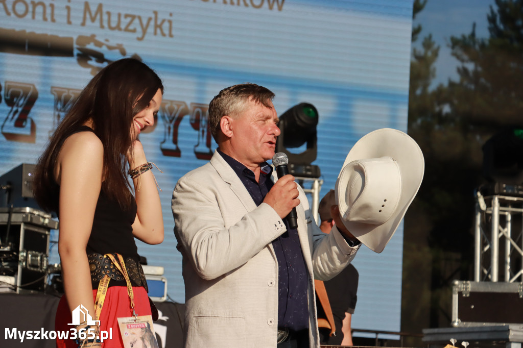 Fotorelacja IX: Występ Mai Boguckiej i zespołu Droga na Ostrołękę - Festiwal z Kopyta w Gniazdowie