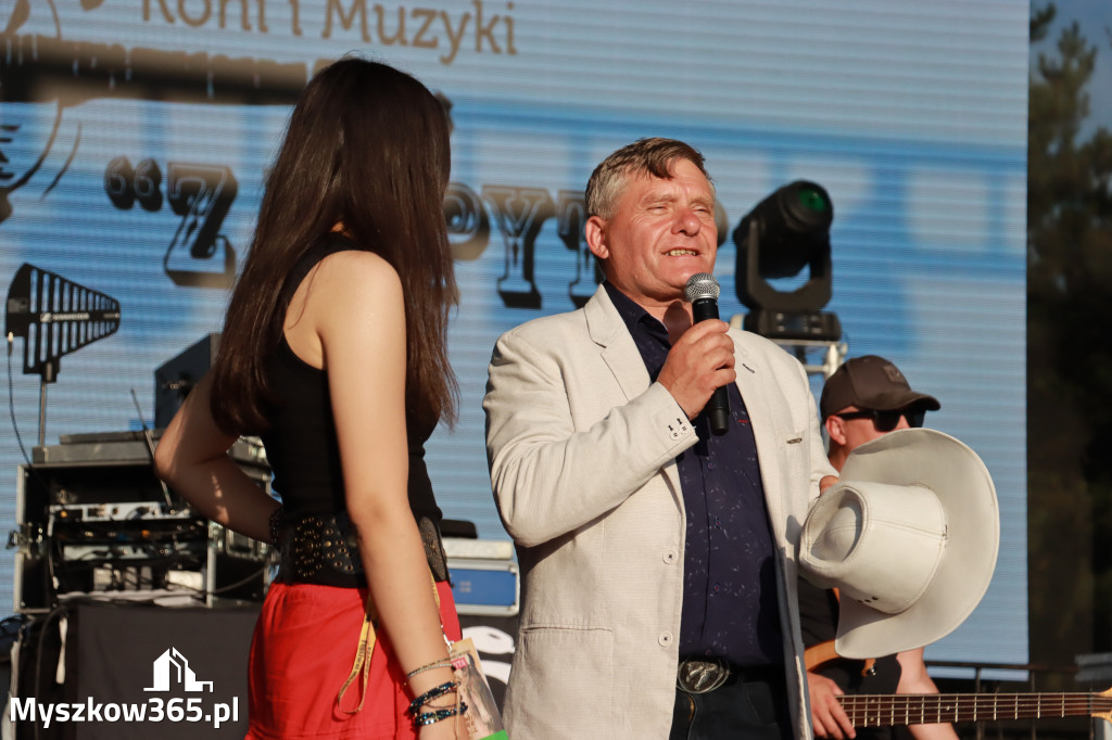 Fotorelacja IX: Występ Mai Boguckiej i zespołu Droga na Ostrołękę - Festiwal z Kopyta w Gniazdowie