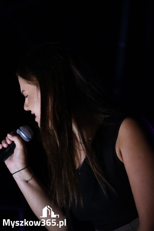 Fotorelacja XIII: Julia Tkacz solo i ze Smolastym - Festiwal z Kopyta w Gniazdowie