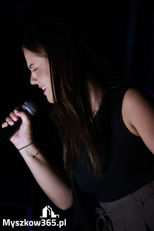 Fotorelacja XIII: Julia Tkacz solo i ze Smolastym - Festiwal z Kopyta w Gniazdowie