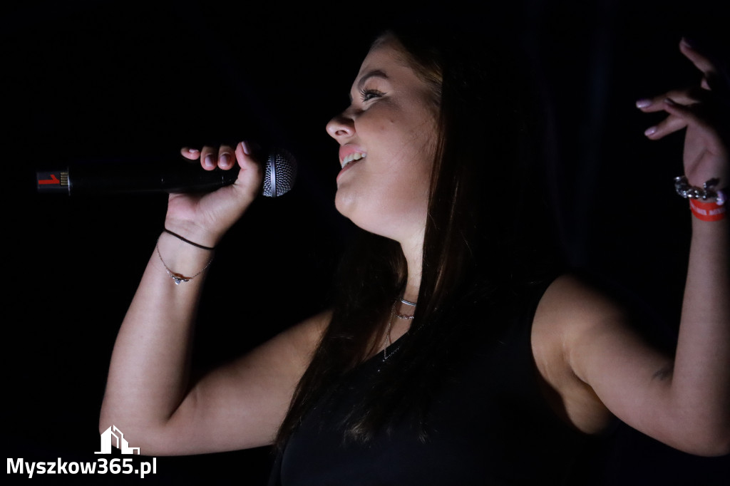 Fotorelacja XIII: Julia Tkacz solo i ze Smolastym - Festiwal z Kopyta w Gniazdowie