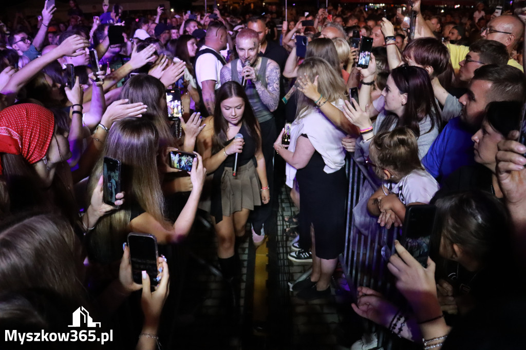 Fotorelacja XIII: Julia Tkacz solo i ze Smolastym - Festiwal z Kopyta w Gniazdowie