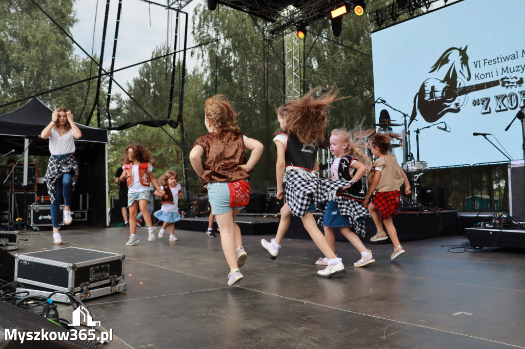 Fotorelacji XVIII: Taniec, muzyka i śpiew na Festiwalu z Kopyta w Gniazdowie