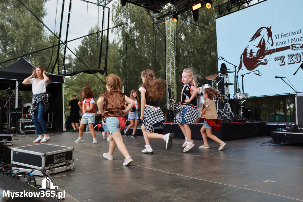 Fotorelacji XVIII: Taniec, muzyka i śpiew na Festiwalu z Kopyta w Gniazdowie
