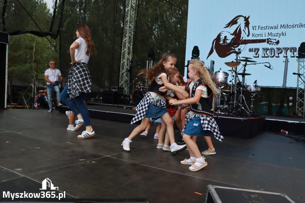 Fotorelacji XVIII: Taniec, muzyka i śpiew na Festiwalu z Kopyta w Gniazdowie