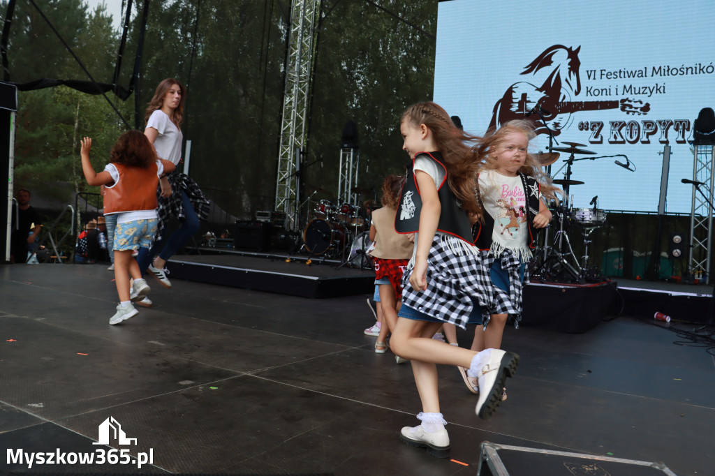 Fotorelacji XVIII: Taniec, muzyka i śpiew na Festiwalu z Kopyta w Gniazdowie