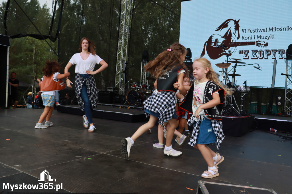 Fotorelacji XVIII: Taniec, muzyka i śpiew na Festiwalu z Kopyta w Gniazdowie
