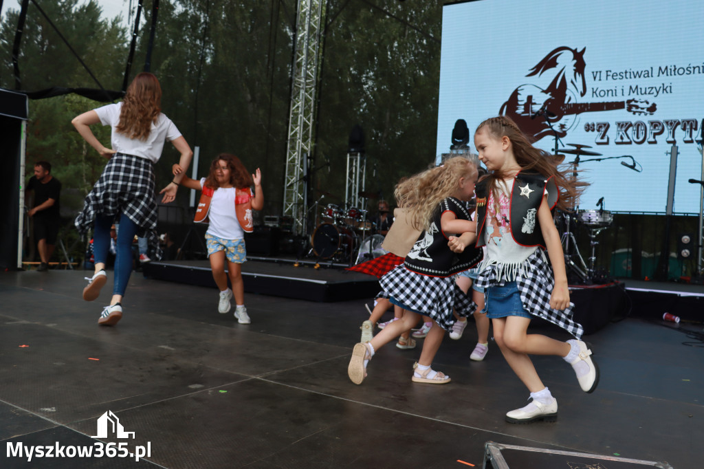Fotorelacji XVIII: Taniec, muzyka i śpiew na Festiwalu z Kopyta w Gniazdowie