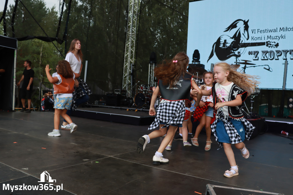 Fotorelacji XVIII: Taniec, muzyka i śpiew na Festiwalu z Kopyta w Gniazdowie
