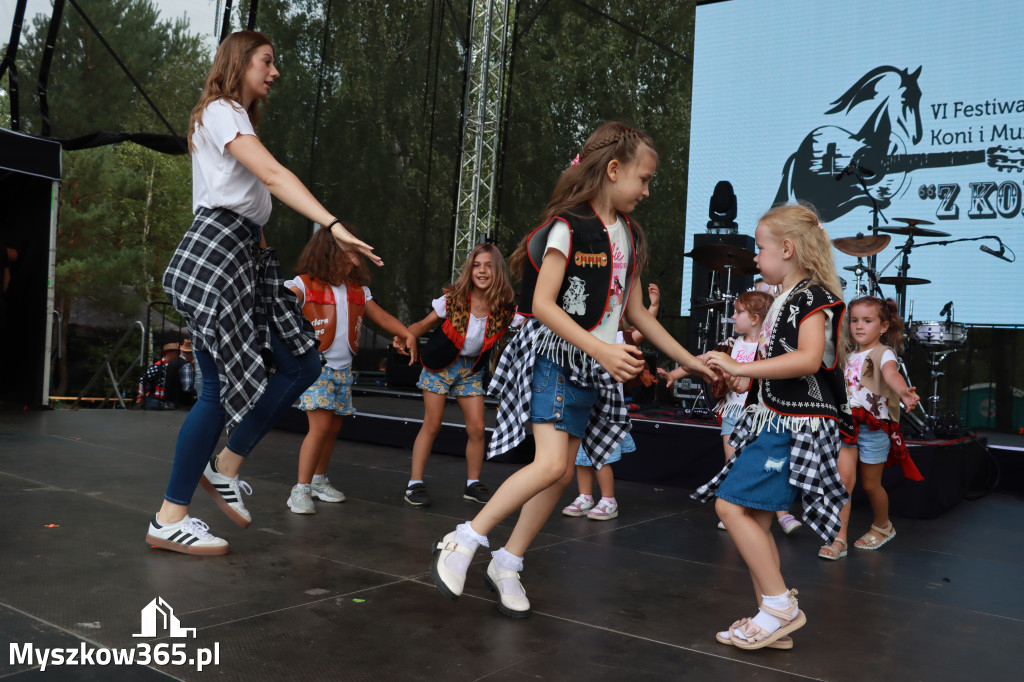 Fotorelacji XVIII: Taniec, muzyka i śpiew na Festiwalu z Kopyta w Gniazdowie