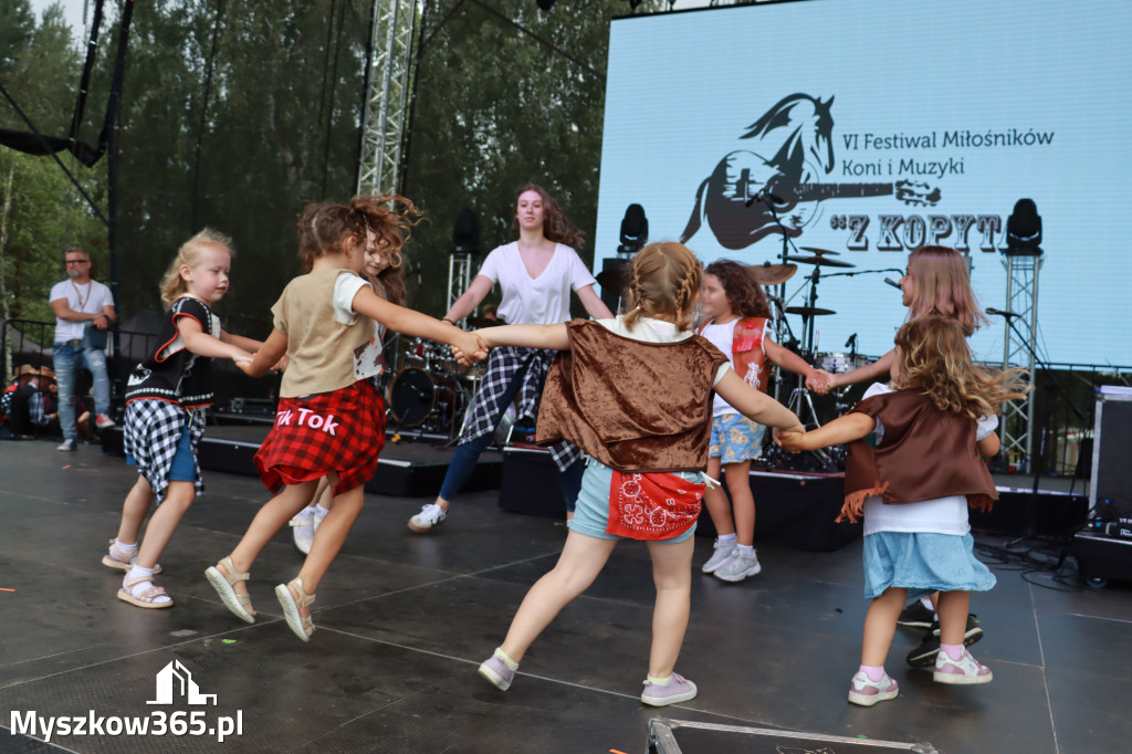 Fotorelacji XVIII: Taniec, muzyka i śpiew na Festiwalu z Kopyta w Gniazdowie