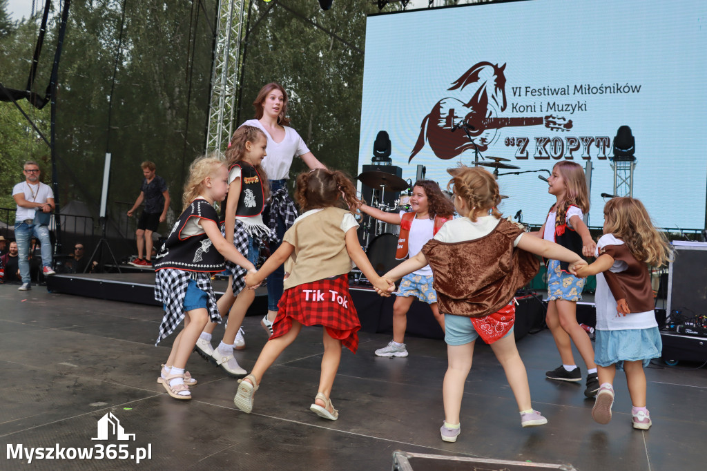 Fotorelacji XVIII: Taniec, muzyka i śpiew na Festiwalu z Kopyta w Gniazdowie