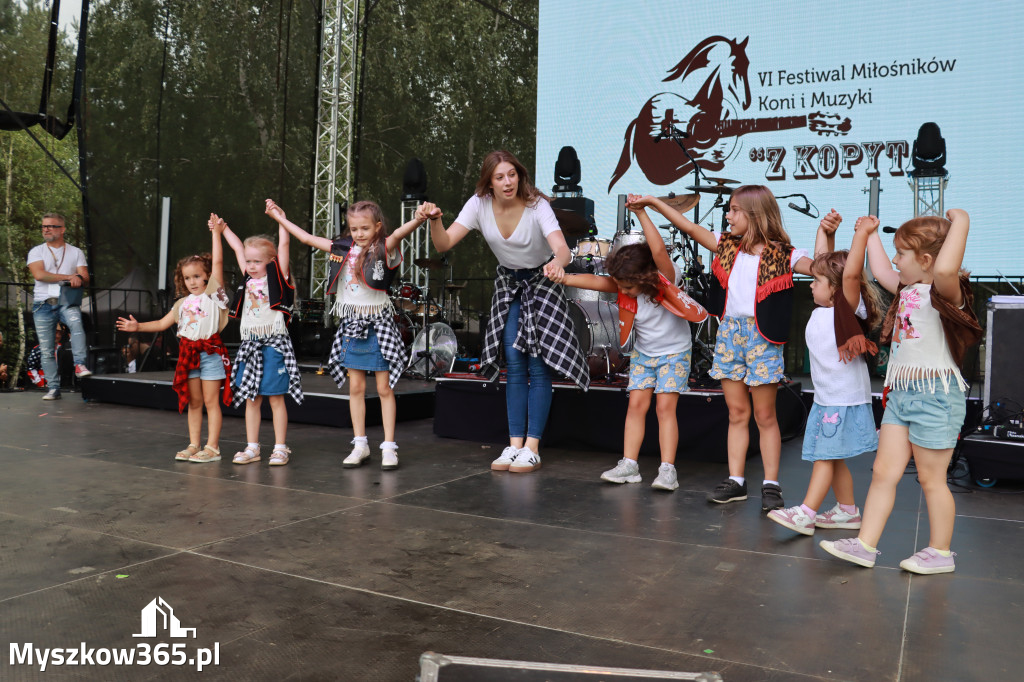 Fotorelacji XVIII: Taniec, muzyka i śpiew na Festiwalu z Kopyta w Gniazdowie