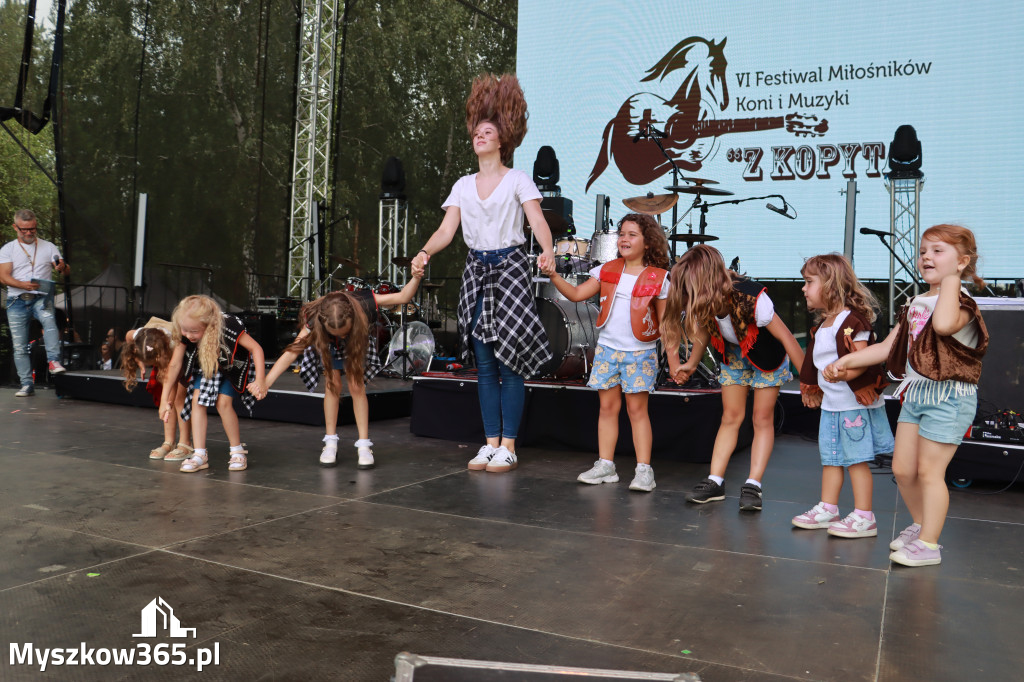 Fotorelacji XVIII: Taniec, muzyka i śpiew na Festiwalu z Kopyta w Gniazdowie