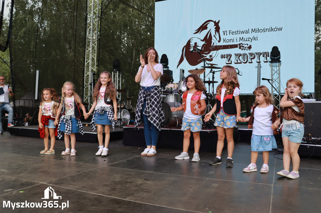 Fotorelacji XVIII: Taniec, muzyka i śpiew na Festiwalu z Kopyta w Gniazdowie
