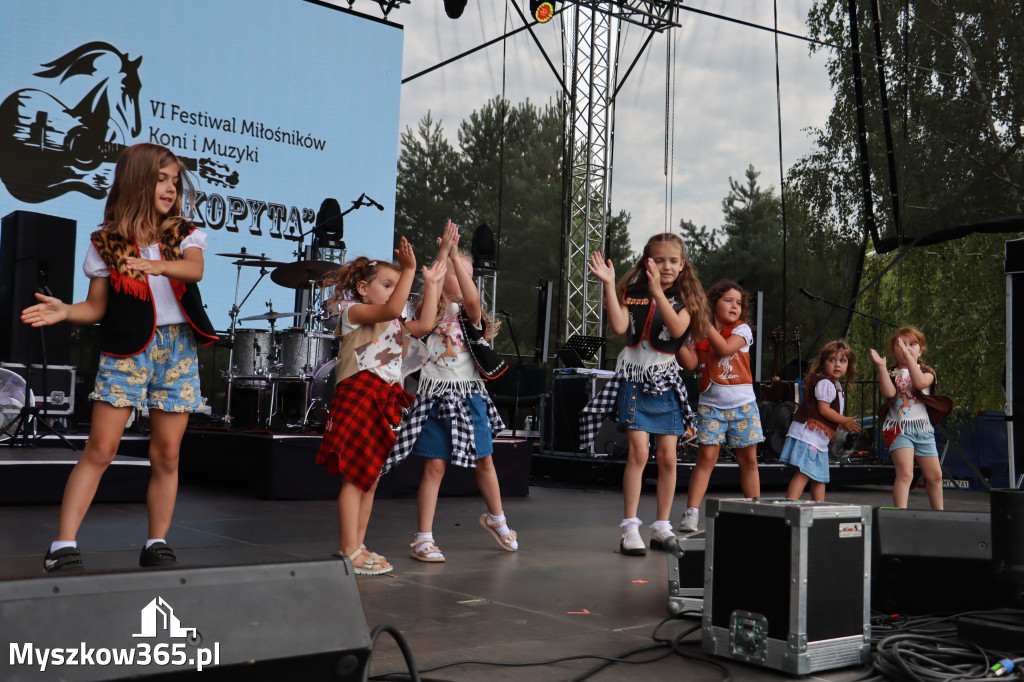 Fotorelacji XVIII: Taniec, muzyka i śpiew na Festiwalu z Kopyta w Gniazdowie