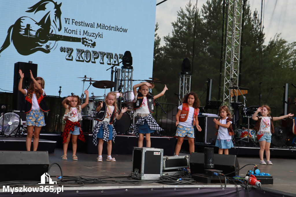 Fotorelacji XVIII: Taniec, muzyka i śpiew na Festiwalu z Kopyta w Gniazdowie