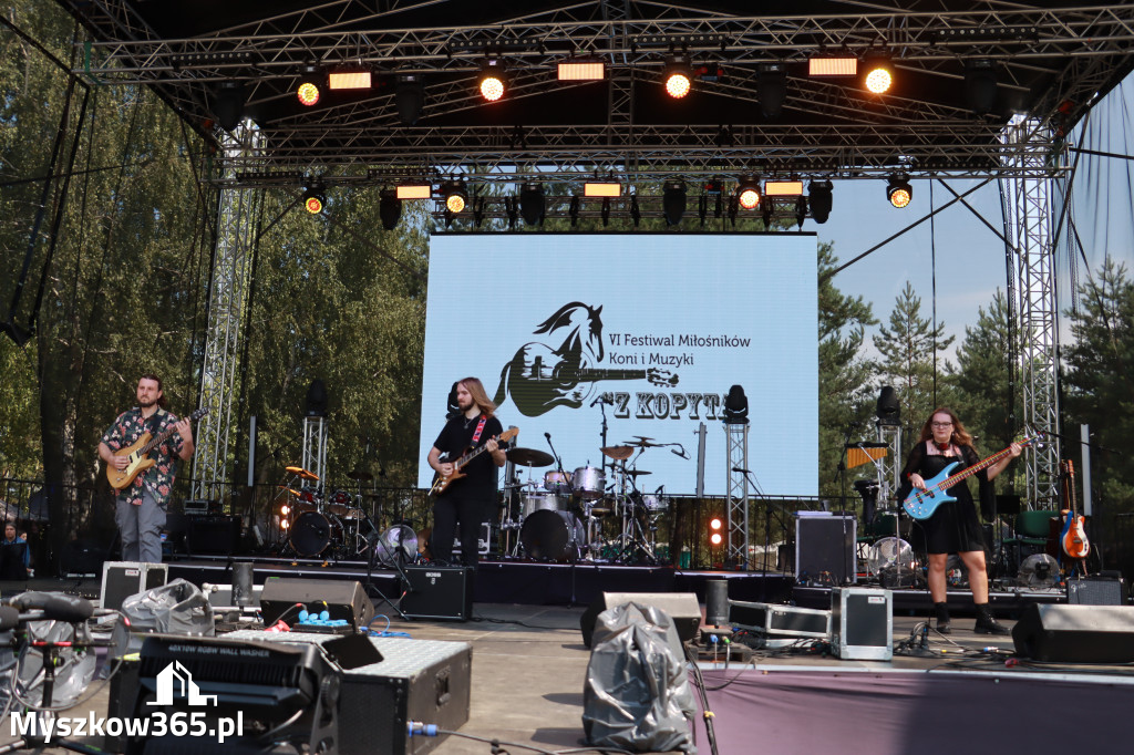 Fotorelacji XVIII: Taniec, muzyka i śpiew na Festiwalu z Kopyta w Gniazdowie