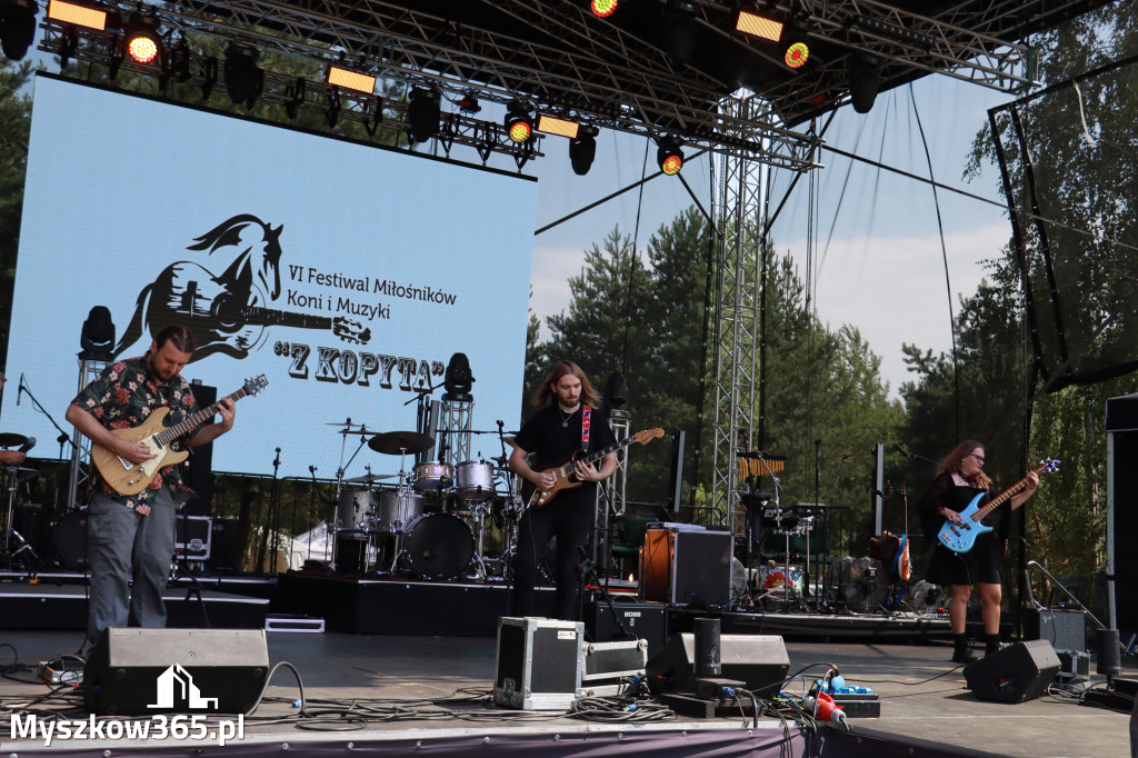 Fotorelacji XVIII: Taniec, muzyka i śpiew na Festiwalu z Kopyta w Gniazdowie