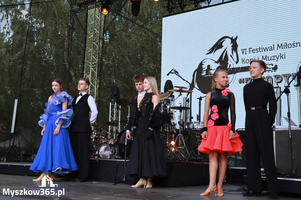 Fotorelacji XVIII: Taniec, muzyka i śpiew na Festiwalu z Kopyta w Gniazdowie