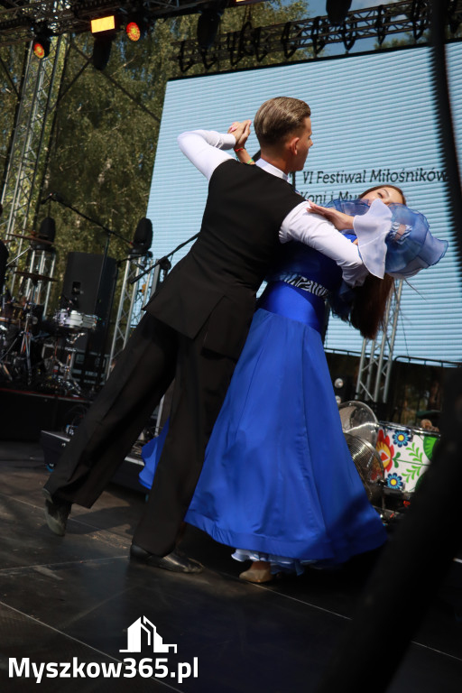Fotorelacji XVIII: Taniec, muzyka i śpiew na Festiwalu z Kopyta w Gniazdowie