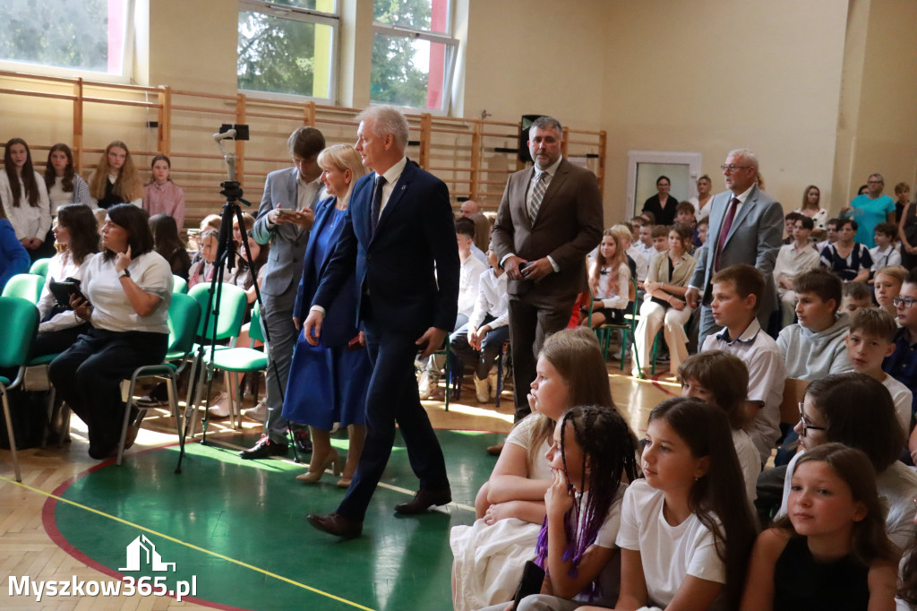 Fotorelacja: Rozpoczęcie nowego roku szkolnego w SP3 Myszków