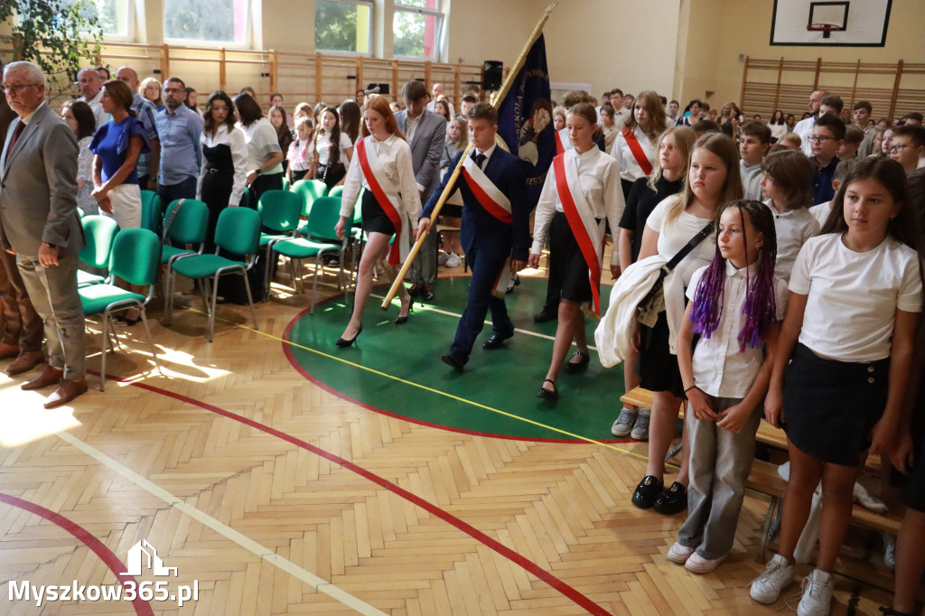 Fotorelacja: Rozpoczęcie nowego roku szkolnego w SP3 Myszków