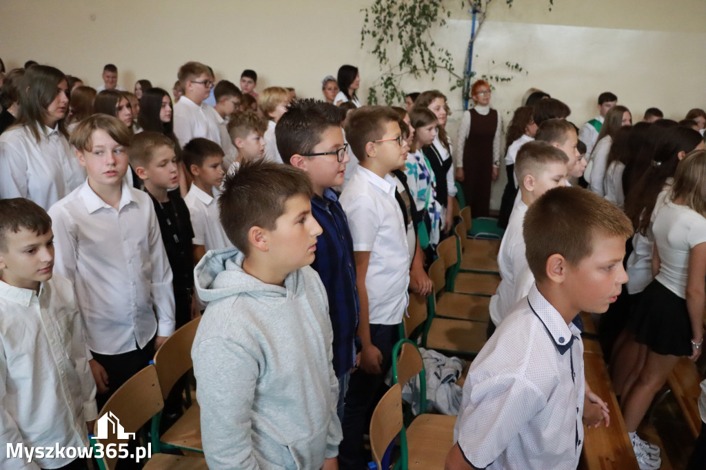 Fotorelacja: Rozpoczęcie nowego roku szkolnego w SP3 Myszków