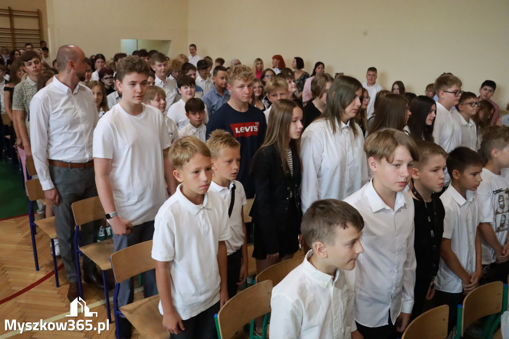 Fotorelacja: Rozpoczęcie nowego roku szkolnego w SP3 Myszków