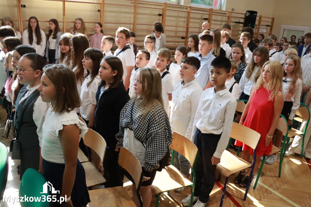 Fotorelacja: Rozpoczęcie nowego roku szkolnego w SP3 Myszków