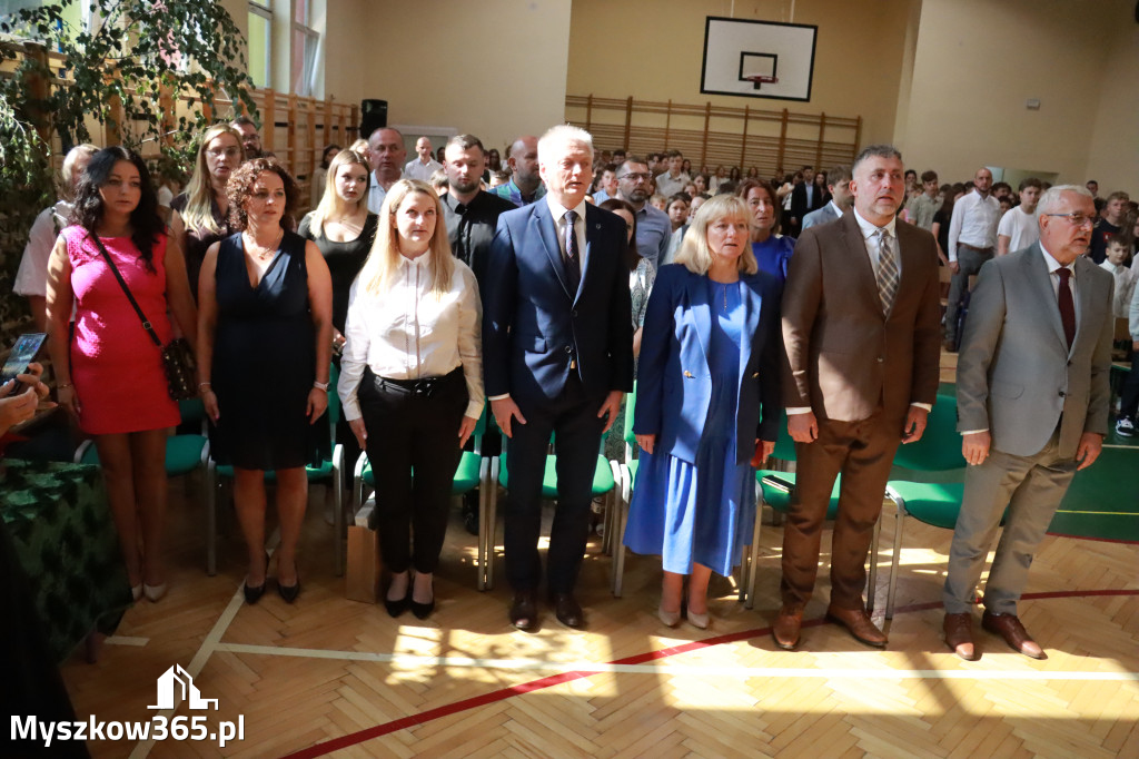 Fotorelacja: Rozpoczęcie nowego roku szkolnego w SP3 Myszków