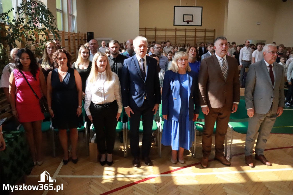 Fotorelacja: Rozpoczęcie nowego roku szkolnego w SP3 Myszków