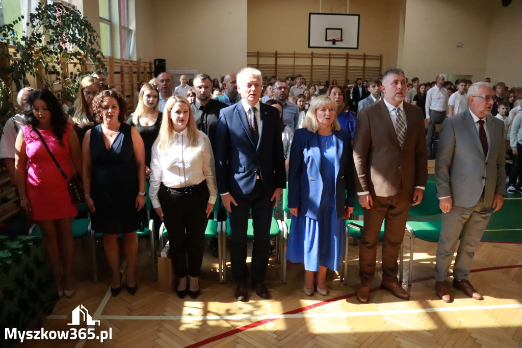 Fotorelacja: Rozpoczęcie nowego roku szkolnego w SP3 Myszków