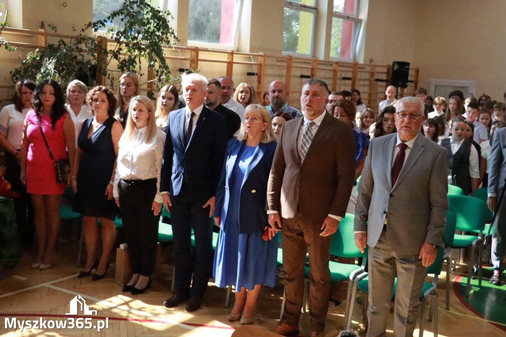 Fotorelacja: Rozpoczęcie nowego roku szkolnego w SP3 Myszków